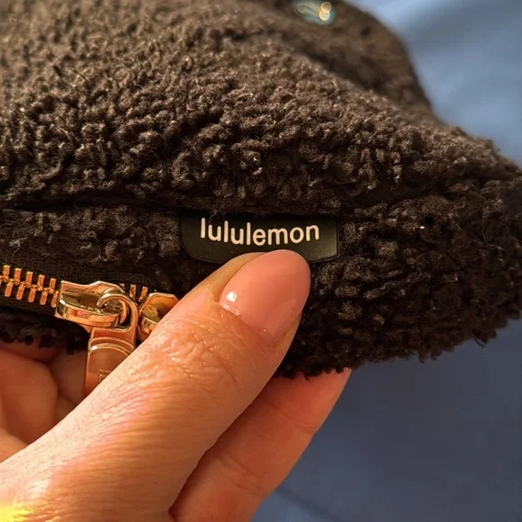 SOLD OUT Lululemon Everyday Belt Bum Bag Fleece 2L in Black & Gold! - Picture 10 of 10